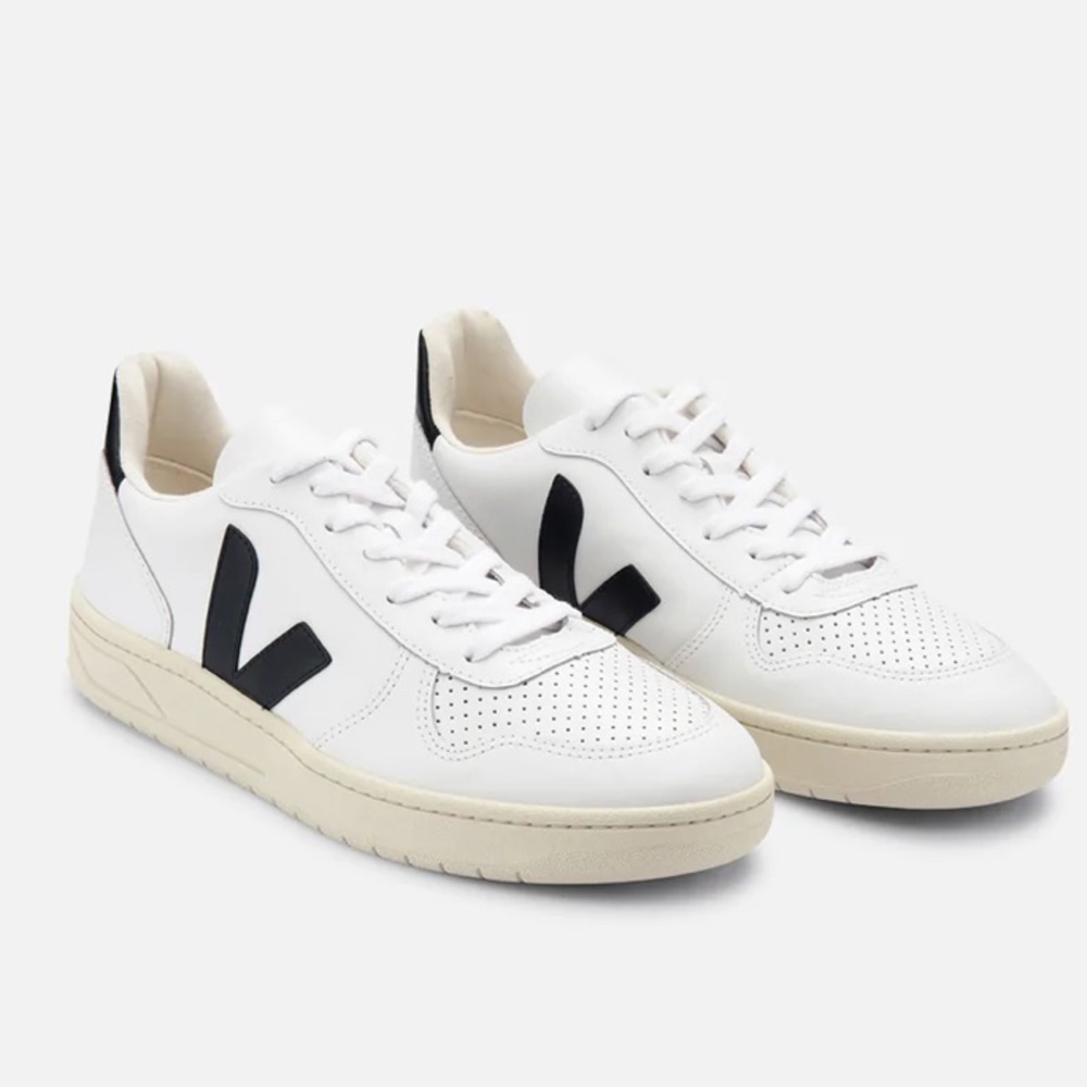 VEJA • Men’s Veja V-10 sneakers Size 9. EUC.
